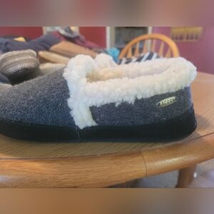 ACORNS WOMENS SLIPPPERS